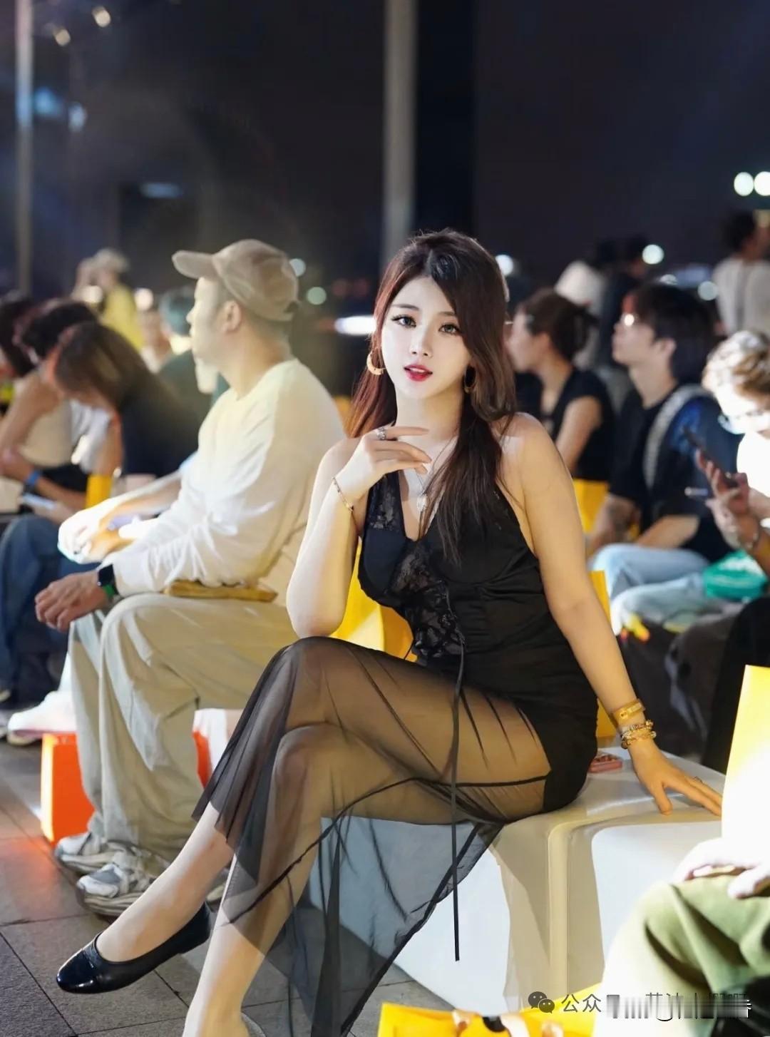 夜色下的迷人风情，黑纱裙下的神秘诱惑！30岁的女人应该如何穿搭 女人到了中年,如