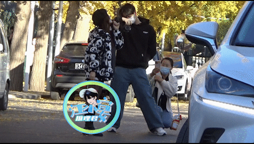 李小璐今天被爆和一男子同行，网友扒出来是rapper赵涛。4年前两人也一起去看家
