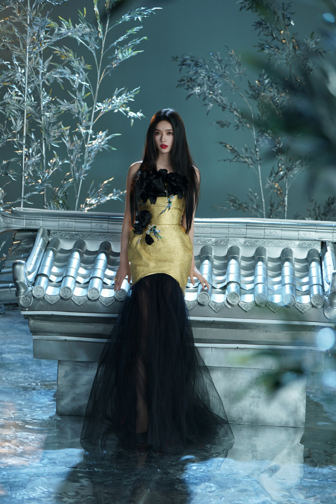 林允黑色曼陀罗盛放，林允黑金鱼尾纱裙造型大片，就这个林允美啊