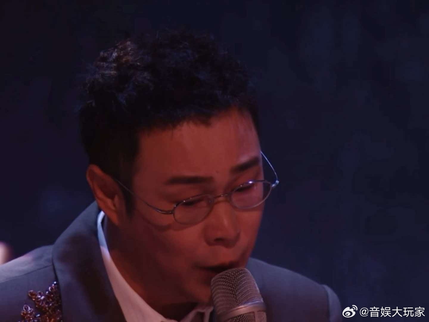 小沈阳不唱高音更震撼了小沈阳茶花开了乡愁浓度茶花开了听哭了，茶花开了舞台真的太费