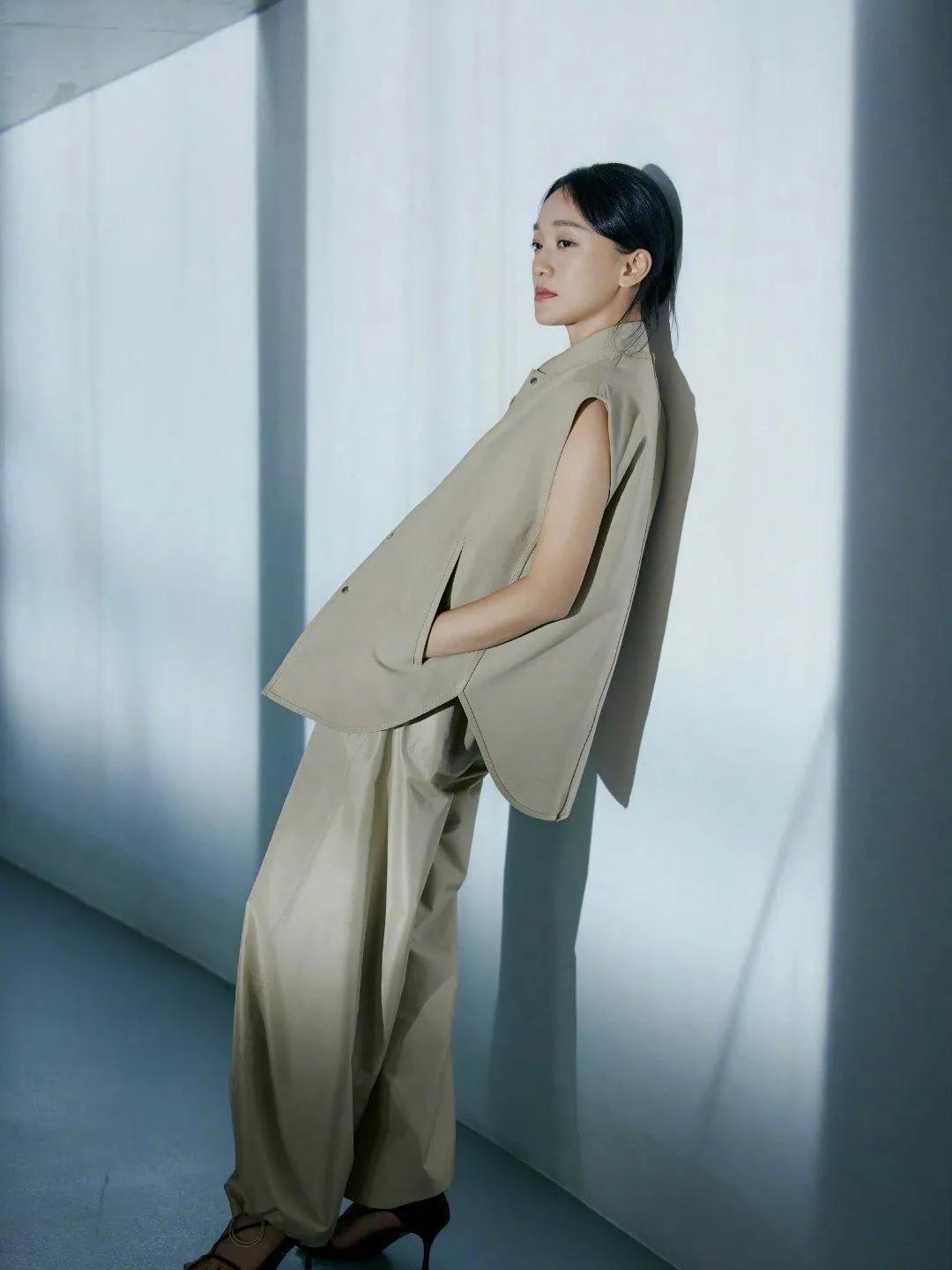 周迅棕系穿搭太绝了
 
周迅这组棕系穿搭真的绝！✨
简约无袖套装+同色系阔腿裤，