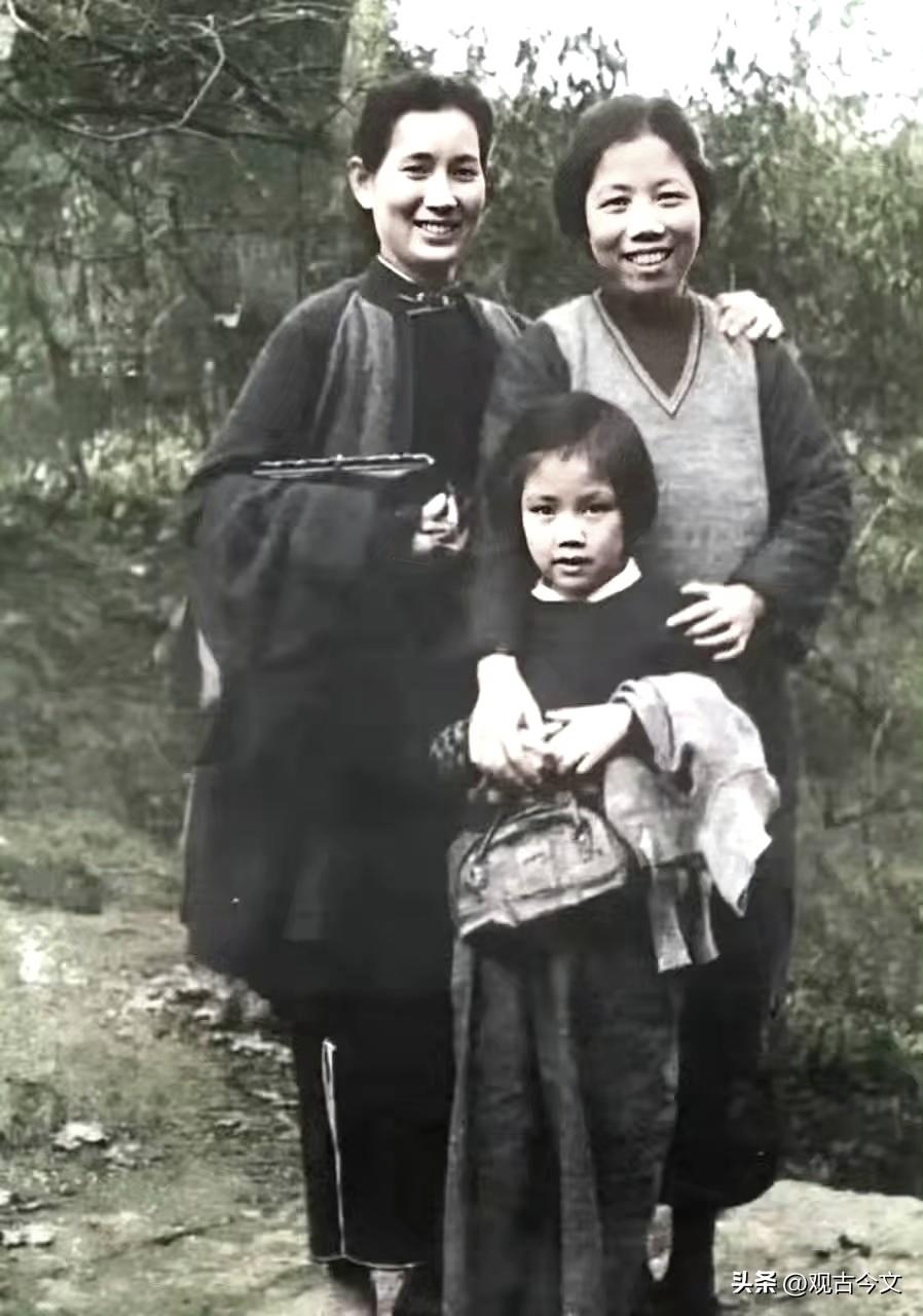 历史时光
邓颖超大姐和叶挺将军的夫人李秀文，女儿叶扬眉的一张合影，拍摄于1942