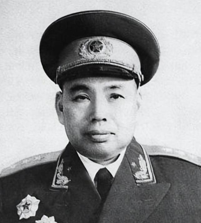 1969年中共九大会间休息时间，许世友怯生生地走到毛主席身边，简单寒暄了几句，毛