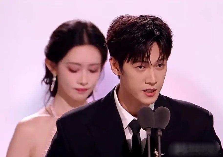 李昀锐感谢孟子义！人家领奖感谢导演粉丝，李昀锐感谢孟子义！“感谢孟姐，这一次我们