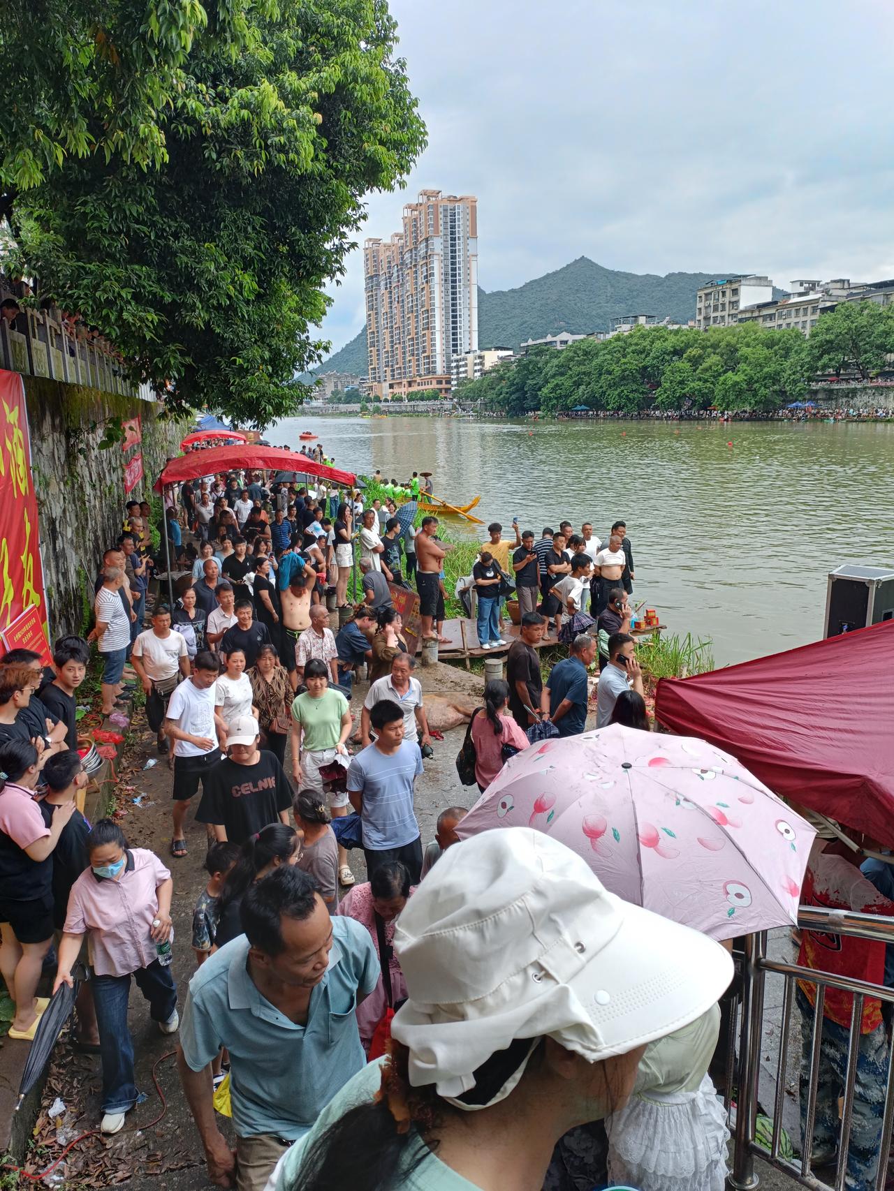 前几天去广西全州随拍扒龙船，那场面太震撼了。龙船现身就得放鞭炮，预示着好兆头。龙