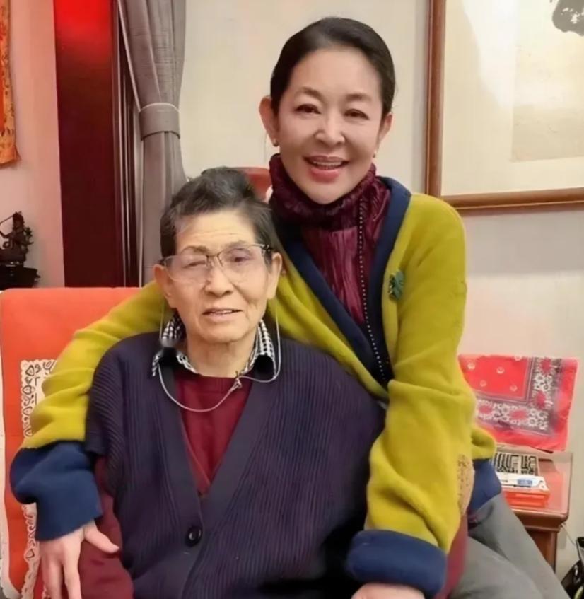 2008年，倪萍的姥姥被送医抢救。医生拿着病危通知书，问家属：“要上呼吸机吗？”