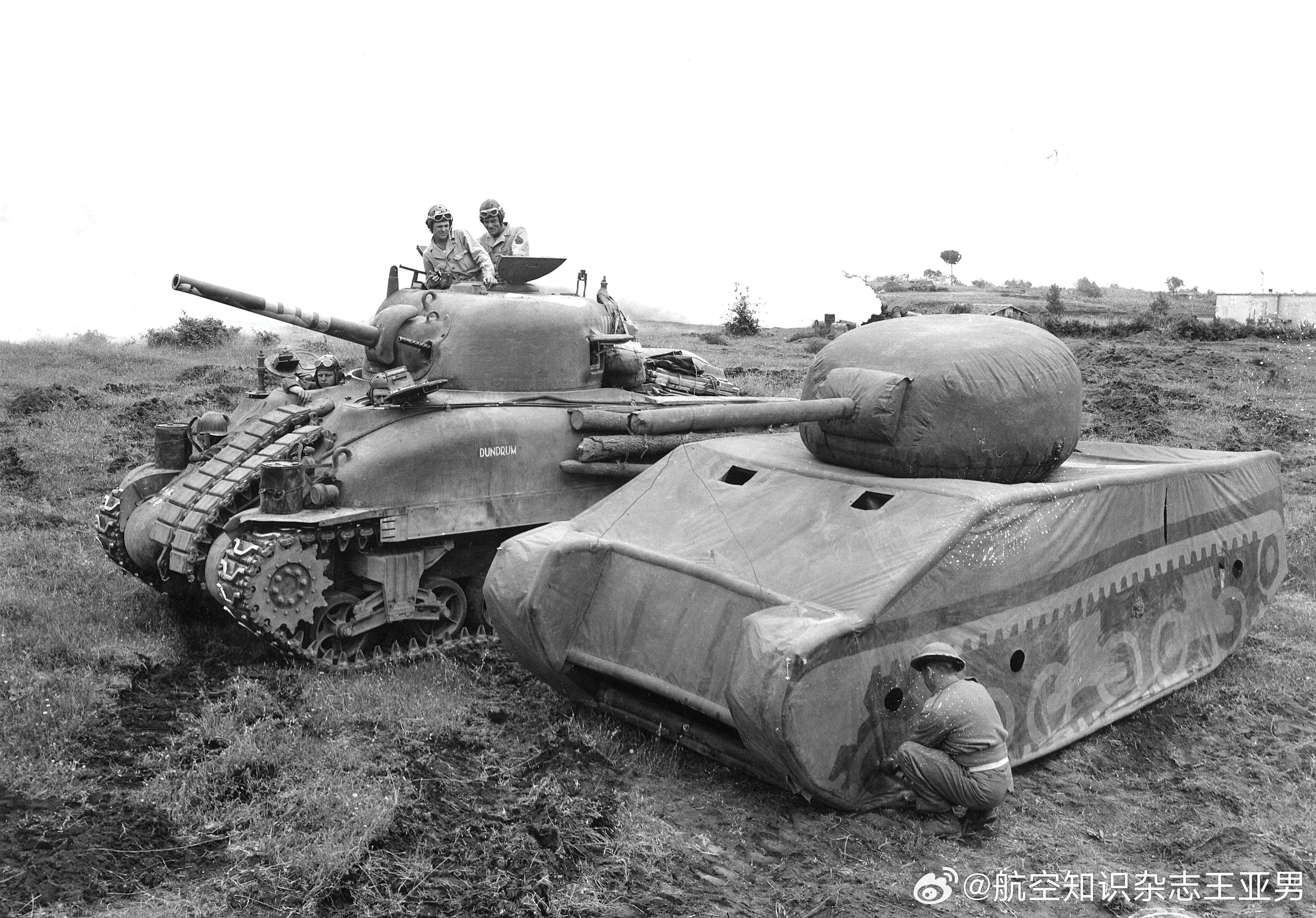1943年，在安齐奥地区地区，一辆美军M4“谢尔曼”中型坦克经过一辆充气假坦克，