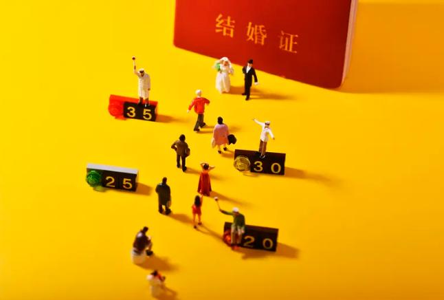 2025年8月，多条关于涉外婚姻管控的极端传言在全网大范围传播扩散。
 
自媒体