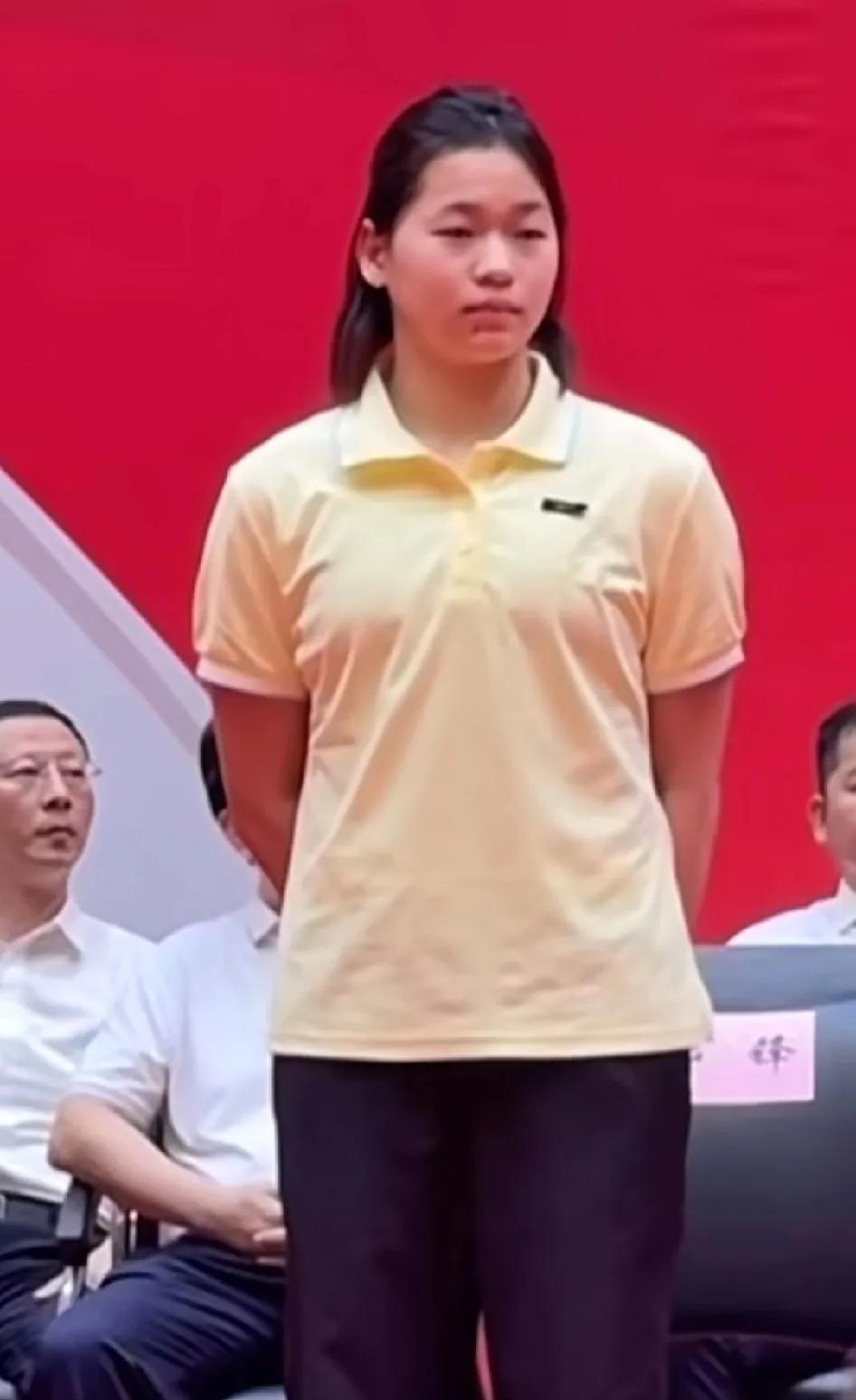 真搞不懂为啥全红婵一出来
总有人盯着她的体型说东说西
这些人是不是闲得慌啊！
 