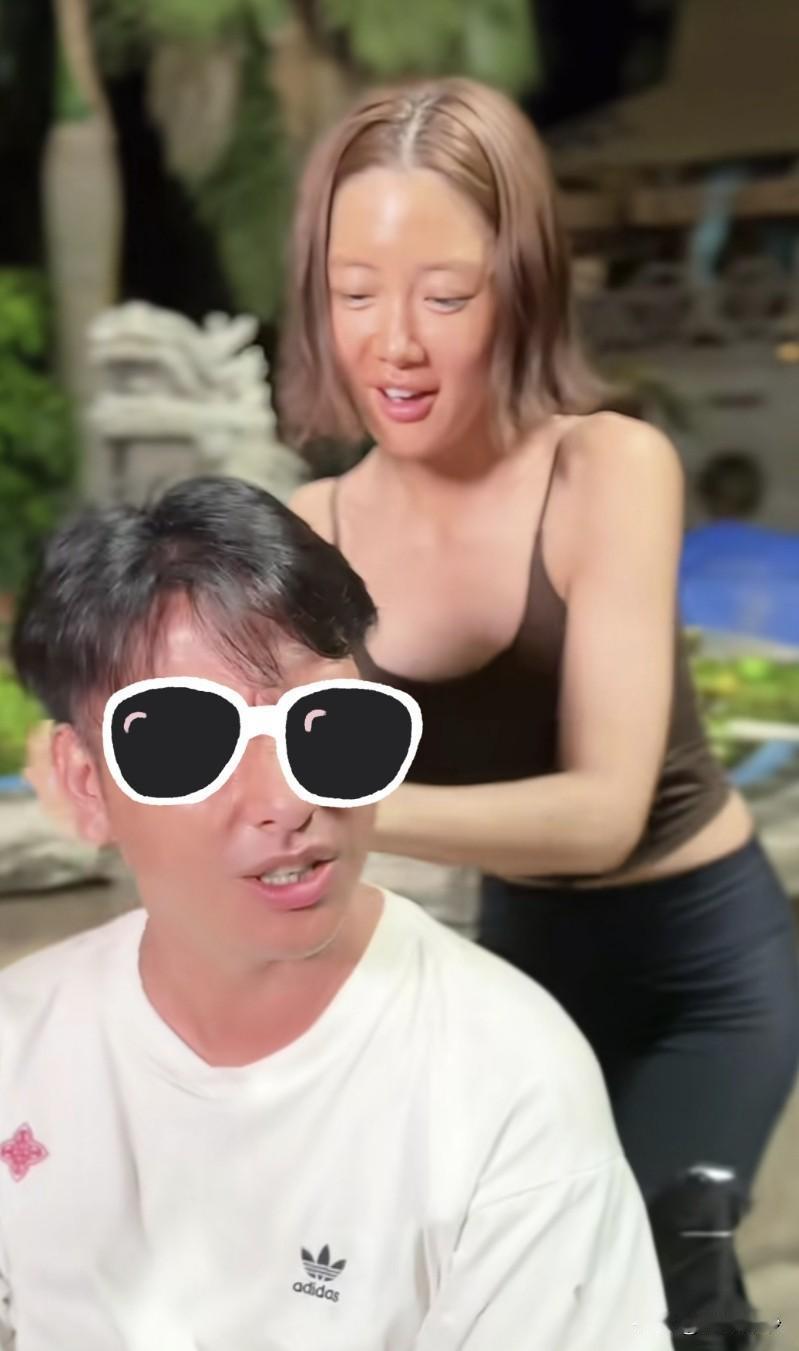 韩国女星克拉拉曝光和导演有“奸情”？！！

她刚官宣离婚，就有人拍到她在片场和导