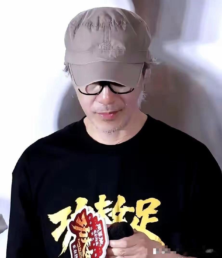 票房22亿，周星驰突然把《功夫女足》下线了。全网都说他傻，明明再撑一个月，冲30
