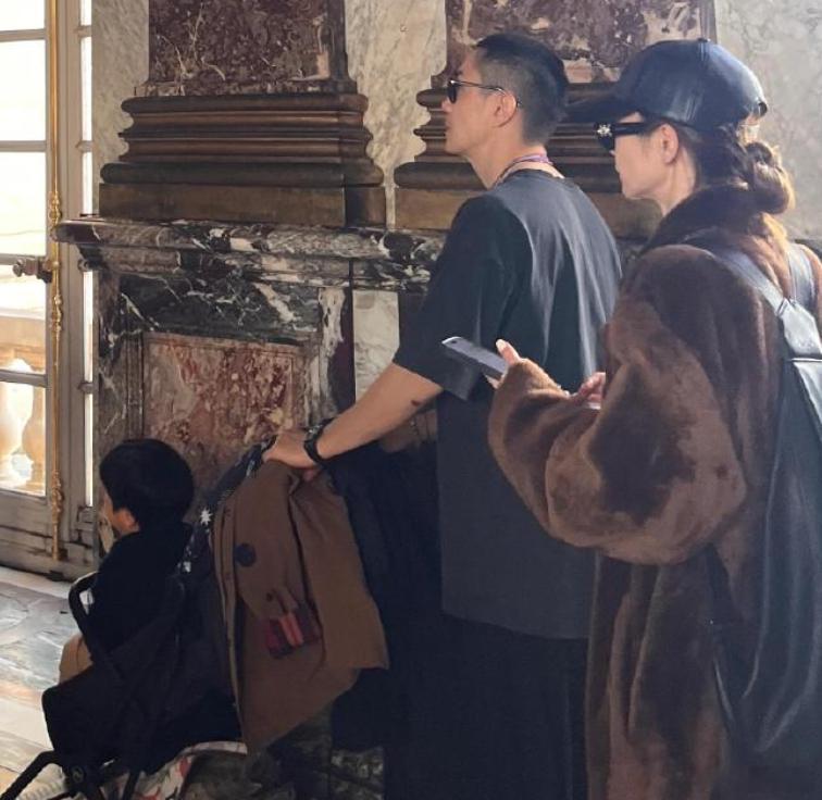 网友凡尔赛宫偶遇戚薇李承铉一家 凡尔赛宫偶遇戚薇李承铉一家~两夫妻带着孩子们出游