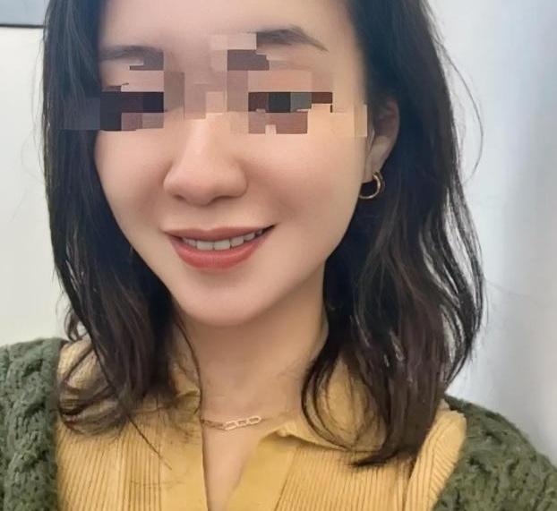 老公在国外搬砖连瓶饮料都舍不得买，老婆在国内拿着老公汇回来的钱，跟前任在高档餐厅