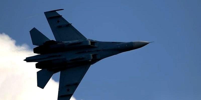 聊聊卢甘斯克上空那场几分钟的空战。
一架俄罗斯的苏-35S，对着乌克兰战机，直接