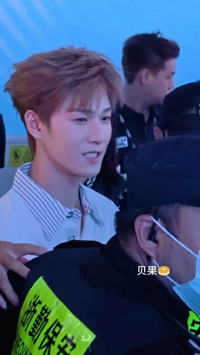 李昀锐去看篮球比赛了 李昀锐现身篮球比赛现场，这个小林完全男大！ 