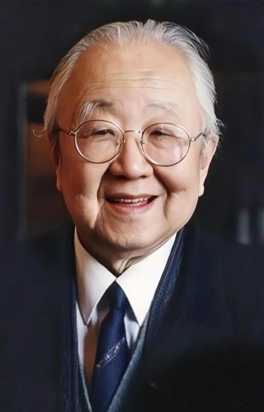 知名书法家启功，晚年时考虑到自己的身后事，朋友劝他找个有名望的人写副墓志铭，启功