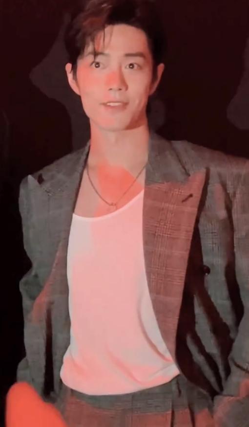 继李宇春和肖战同框之后，4月27日晚，舒淇和肖战也在活动上合影，重要的是，李宇春