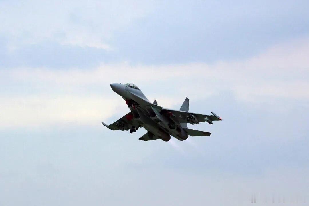 千年不变的火箭弹南部战区空军某部组织海上实弹攻击训练不说反舰导弹，就是美国佬都用