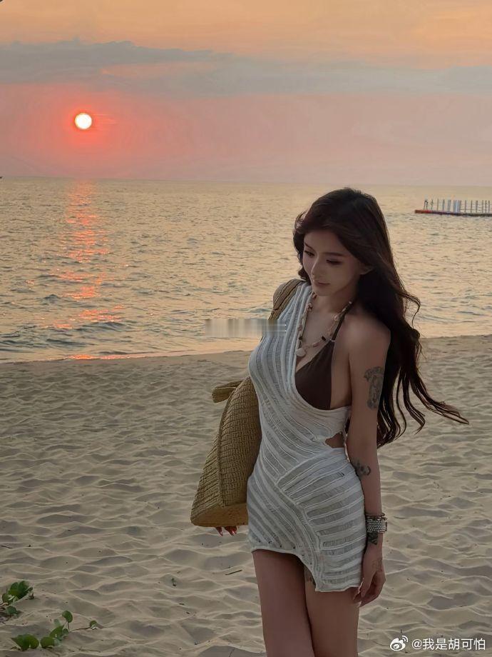 网红的精修感还是有点重，和直播里的状态差别还是挺明显的。韩安冉晒比基尼照片