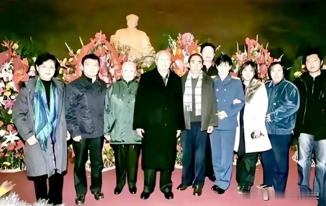 这张珍贵合影拍摄于2003年，华老最后一次来到毛主席纪念堂，他和家人在毛主席雕像