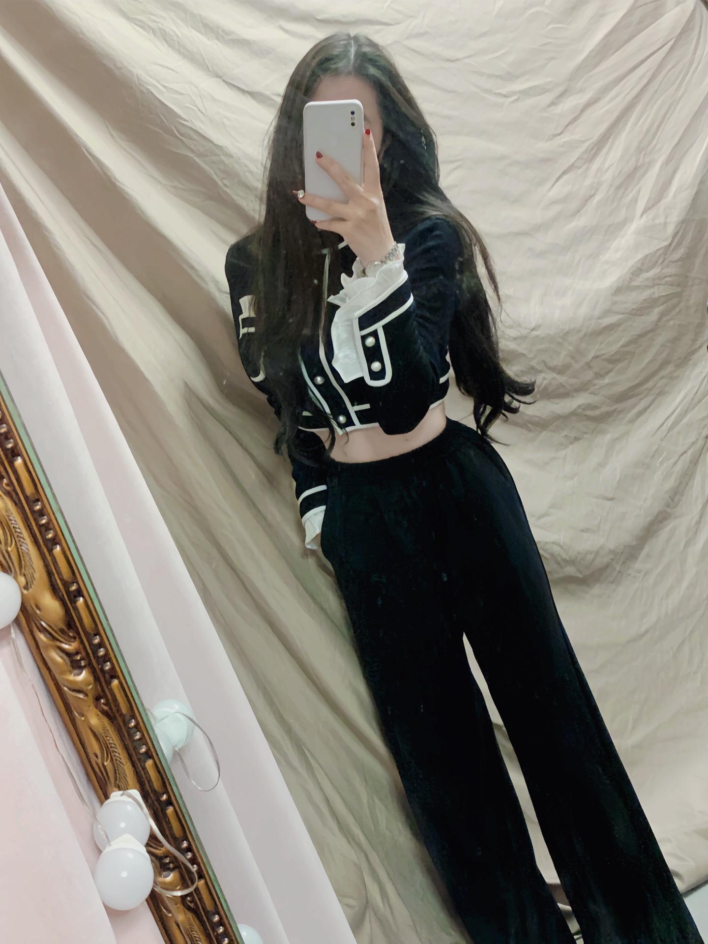“那年的那年 你说我怎么样都好看 或许年纪轻或许是情意浓”
