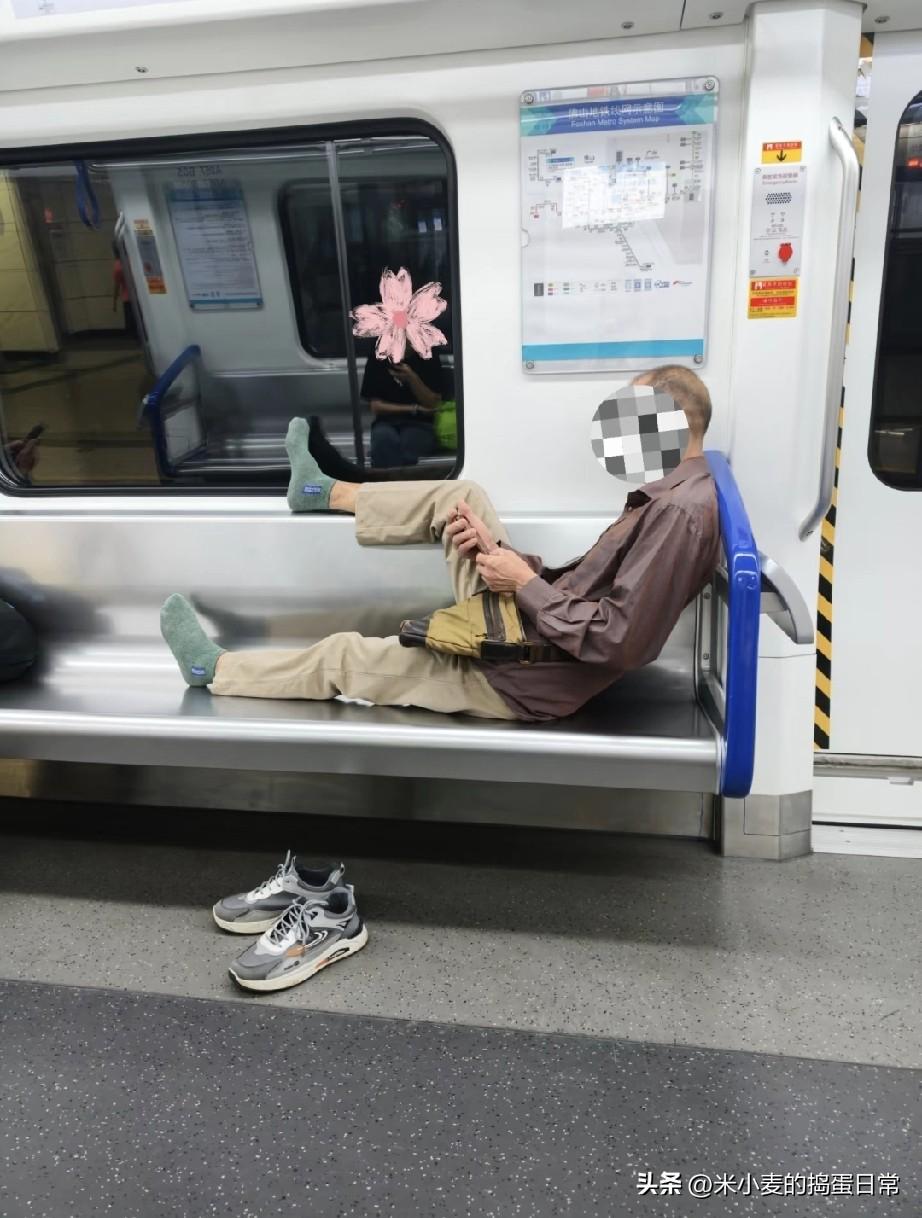 地铁三号线看完我直接不敢坐座位了
 
万万不敢信！在三号线地铁上，一位大爷直接把