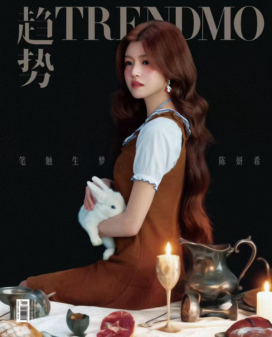 陈妍希像从油画里走出来了陈妍希美得像油画 金色长裙加复古色调，陈妍希站在那里就是