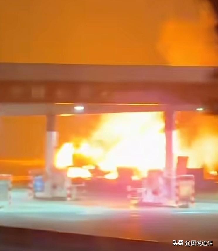 货车起火爆燃，火光照亮夜空。6月28日晚21点左右，G2京沪高速扬州江都服务区附