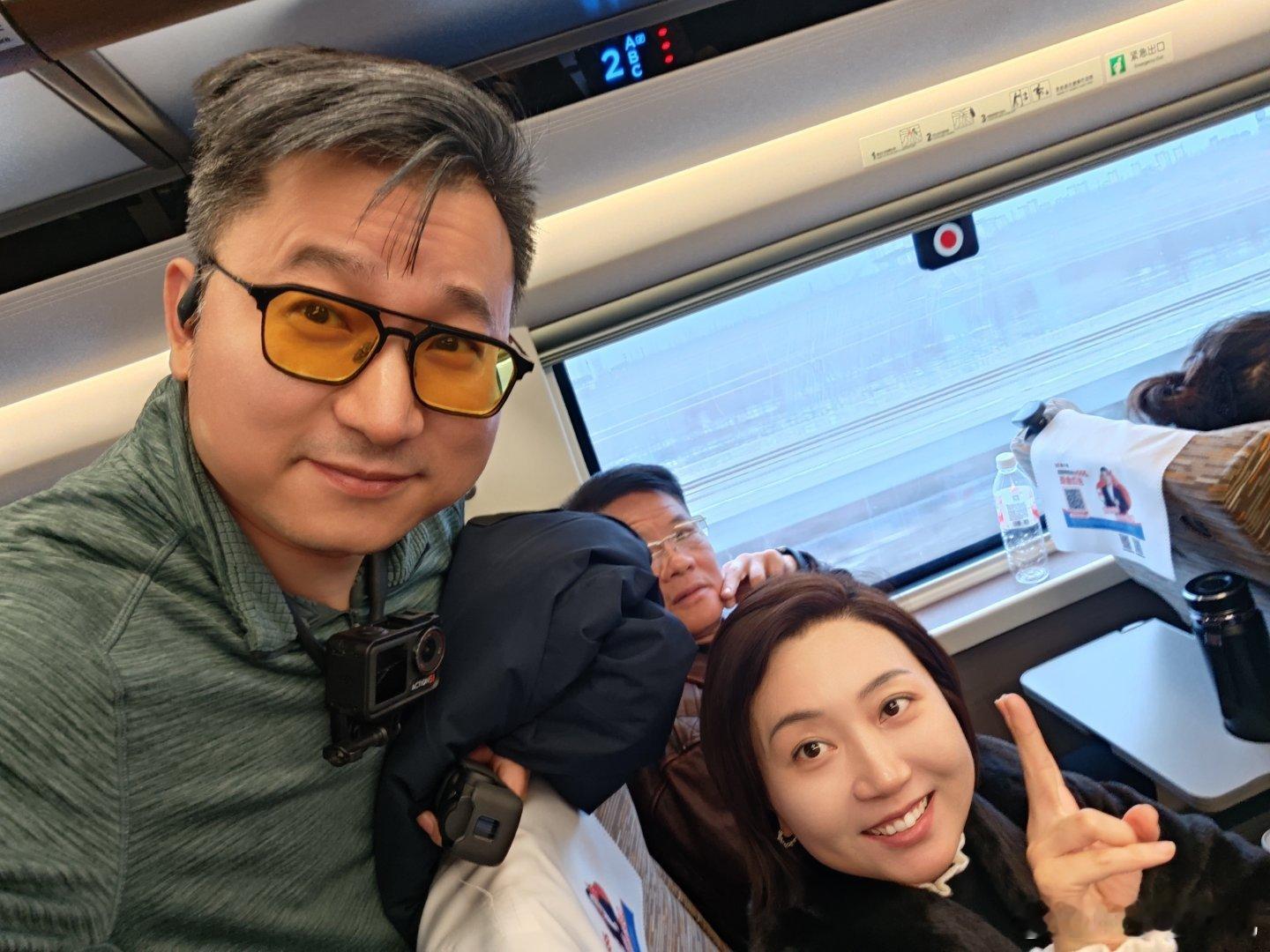 今天赶高铁发朋友圈竟然偶遇了一个她儿子幼儿园的同学家长本来以为是一场美丽的邂逅结