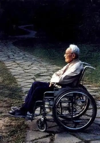 读书是在别人思想的帮助下，建立起自己的思想。       ——巴金 ​​​