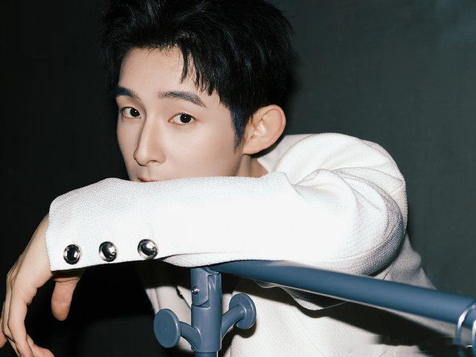 史上最慌乱伴舞团边学边跳还能拉手转圈，这慌乱中的小默契太戳人声鸣远扬