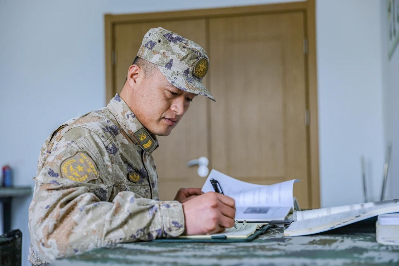 王国强，山东聊城人，2005年12月入伍，现任第72集团军某旅液压技师兼副班长。