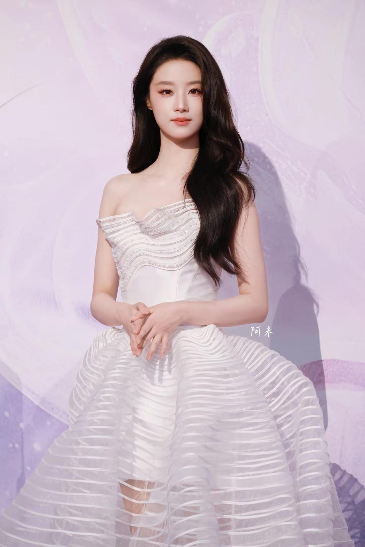 我愿意永远在台下见证你的闪耀！！今日份我们亿的红毯图🥰@王小亿 女明星红毯 第