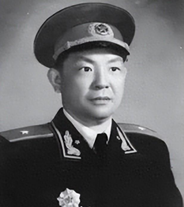 授衔往事引热议，八名将士联名发声，元帅坦然承认工作疏漏
 
1955年授衔，四野