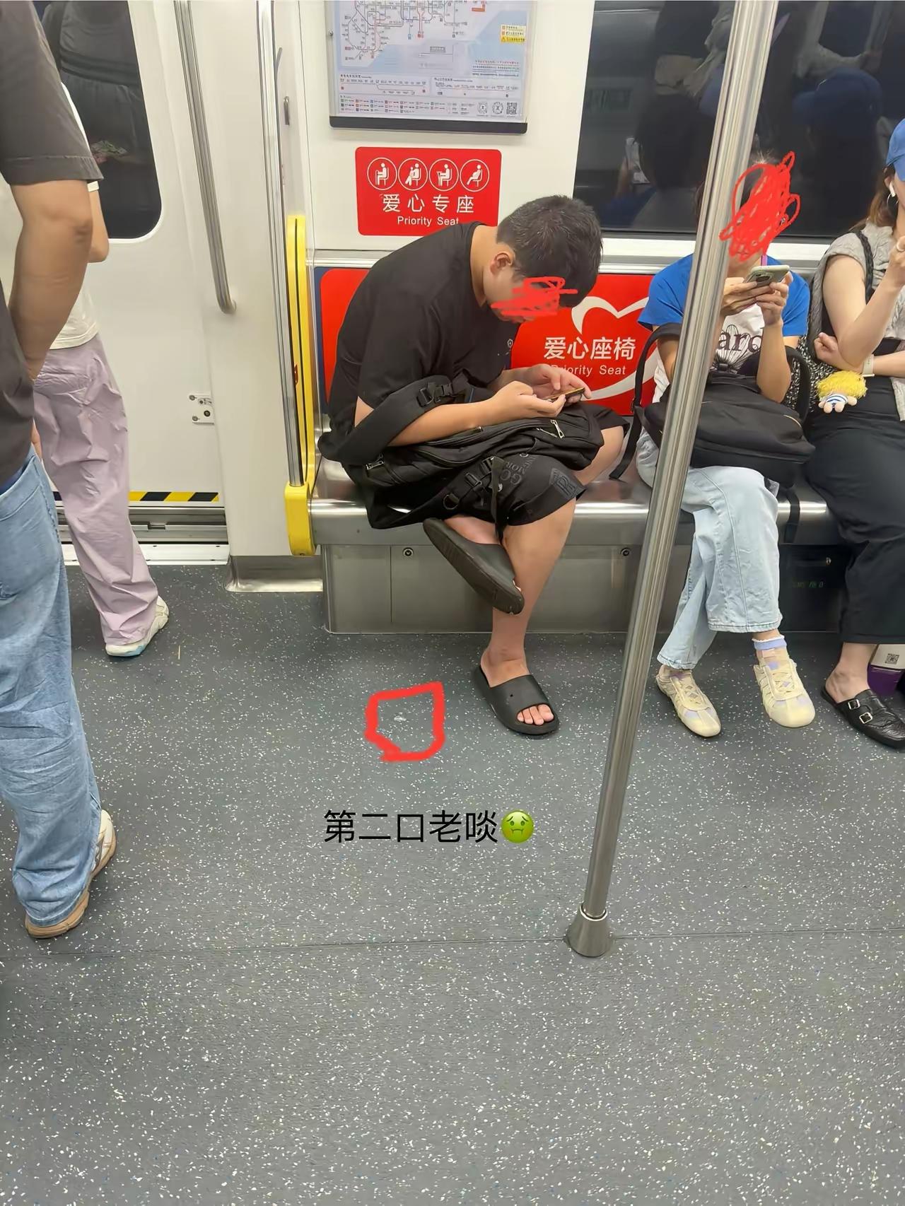 深圳地铁这一幕让人炸裂：年轻男子当众随地吐痰、独占两座，周围人敢怒不敢言！

你