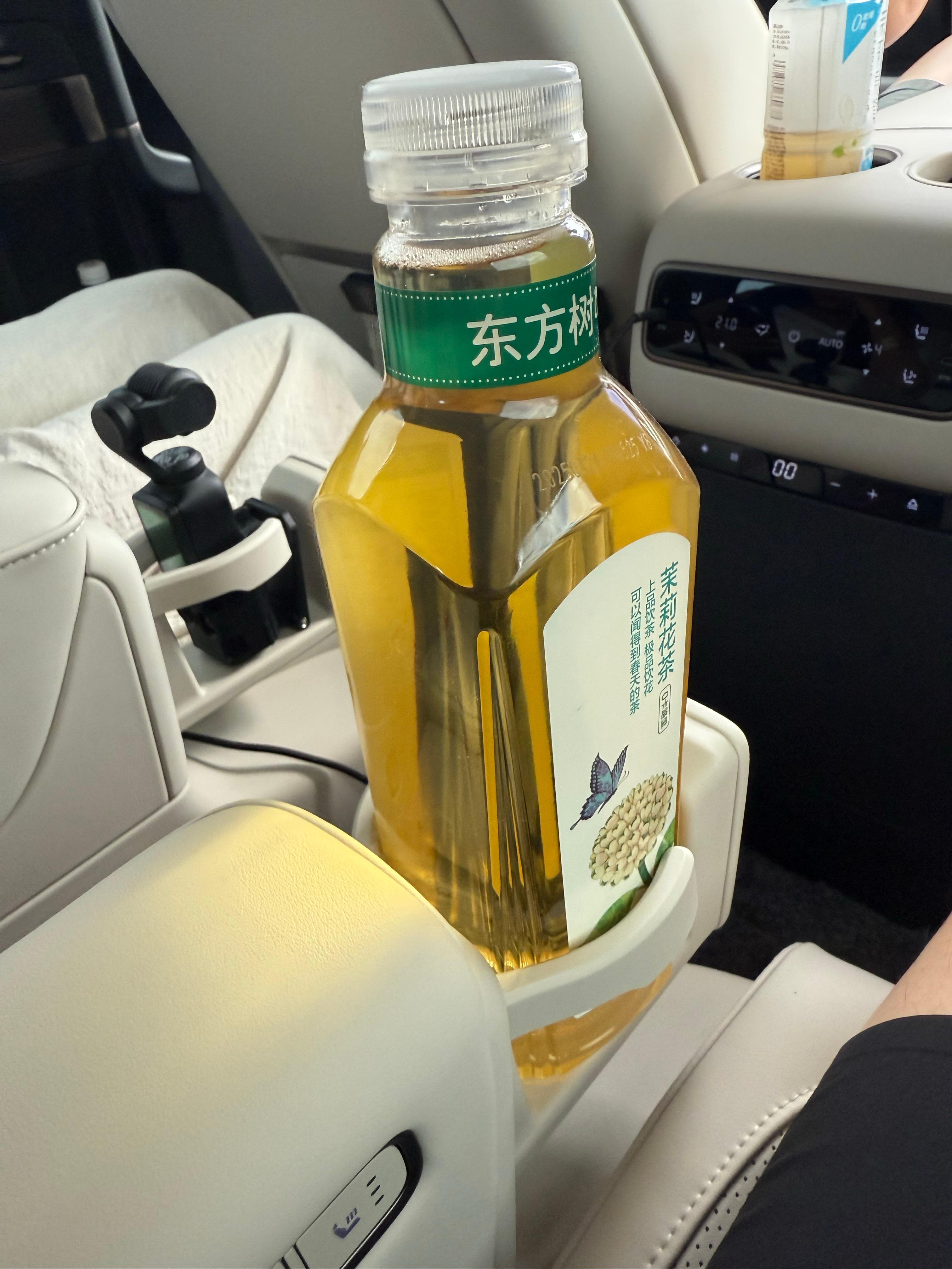 理想Mega Home这个杯架可以，可以装得下900ml的东方树叶理想MEGA 