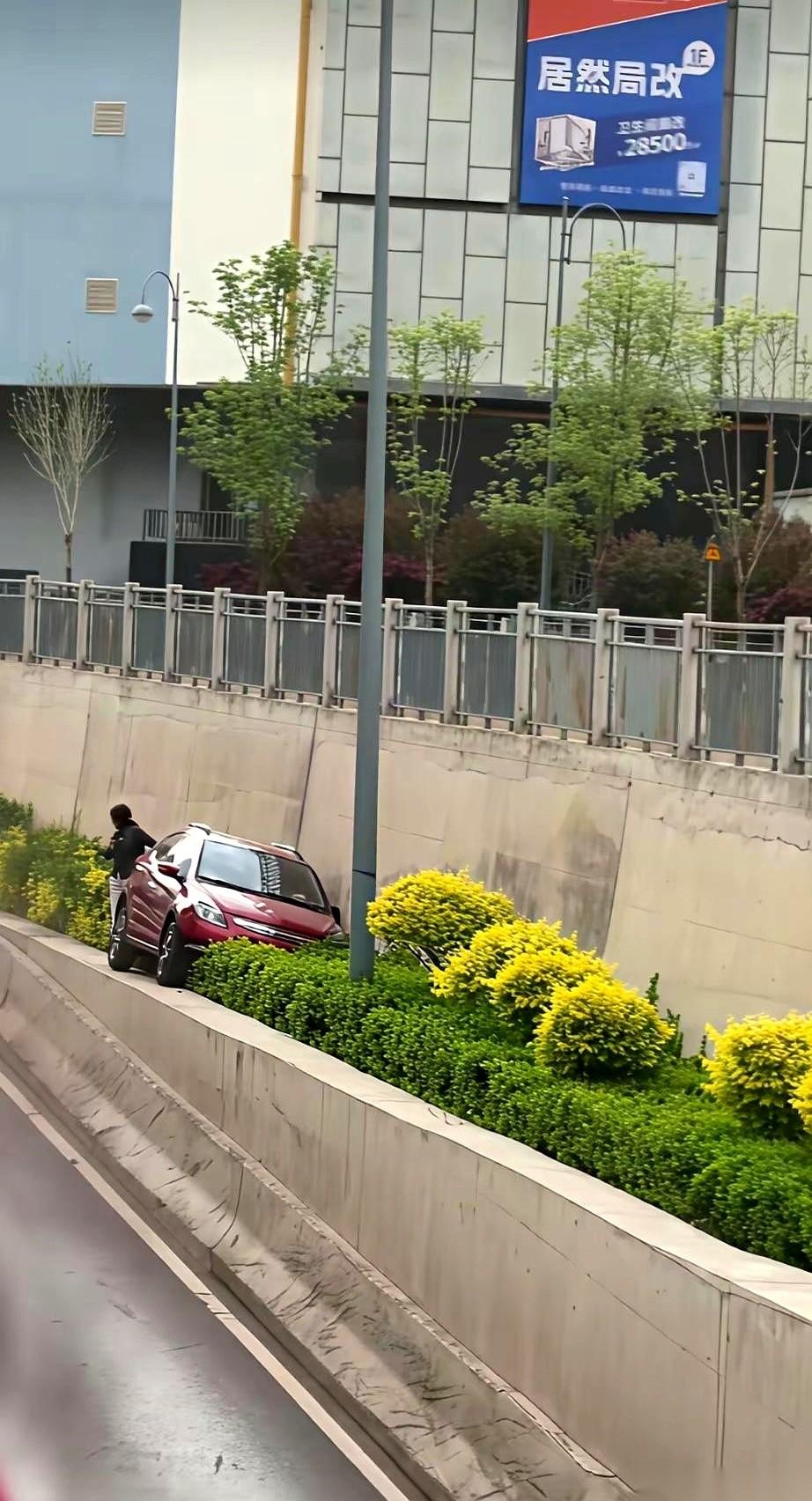一脚油门，太原那辆白色小车，不带一丝犹豫，直接冲上了马路中间的水泥隔离墩。
车没