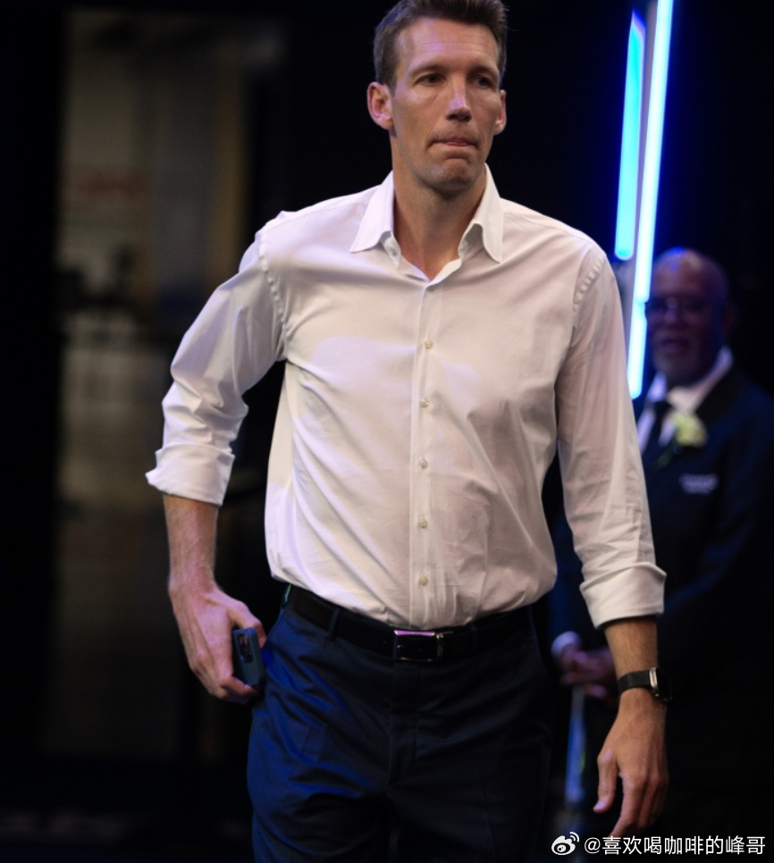 今天，勇士总经理邓利维在湾区电台节目《Willard & Dibs》中谈到了休赛