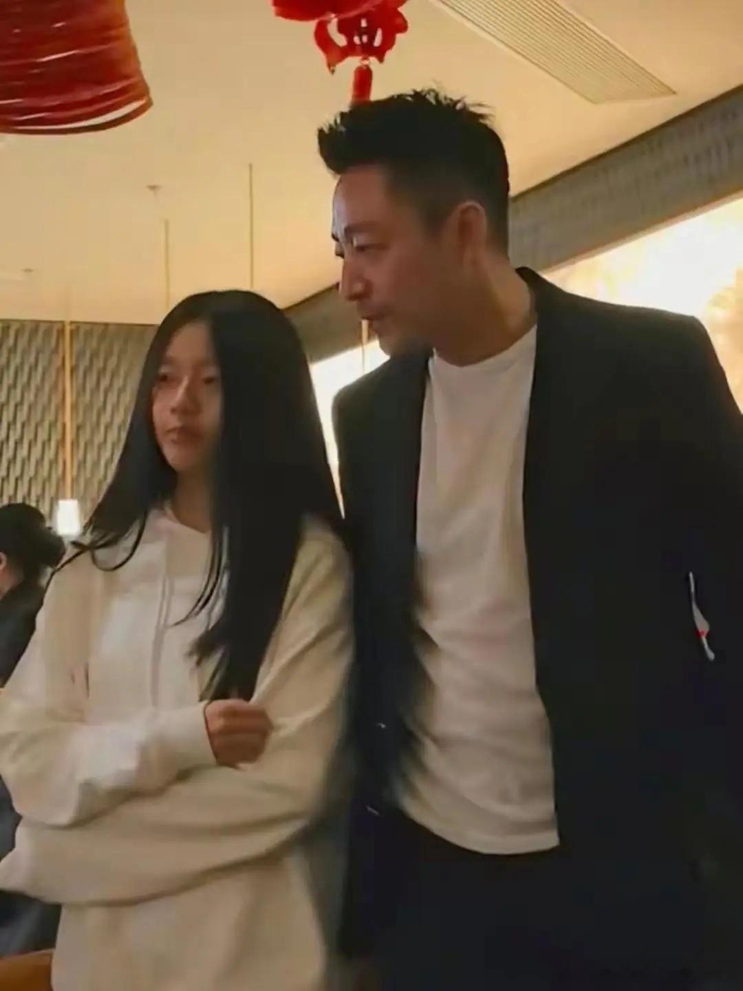 汪小菲带12岁女儿现身广州某餐厅吃饭，父女俩关系看起来融洽，小玥儿留着一头又黑又