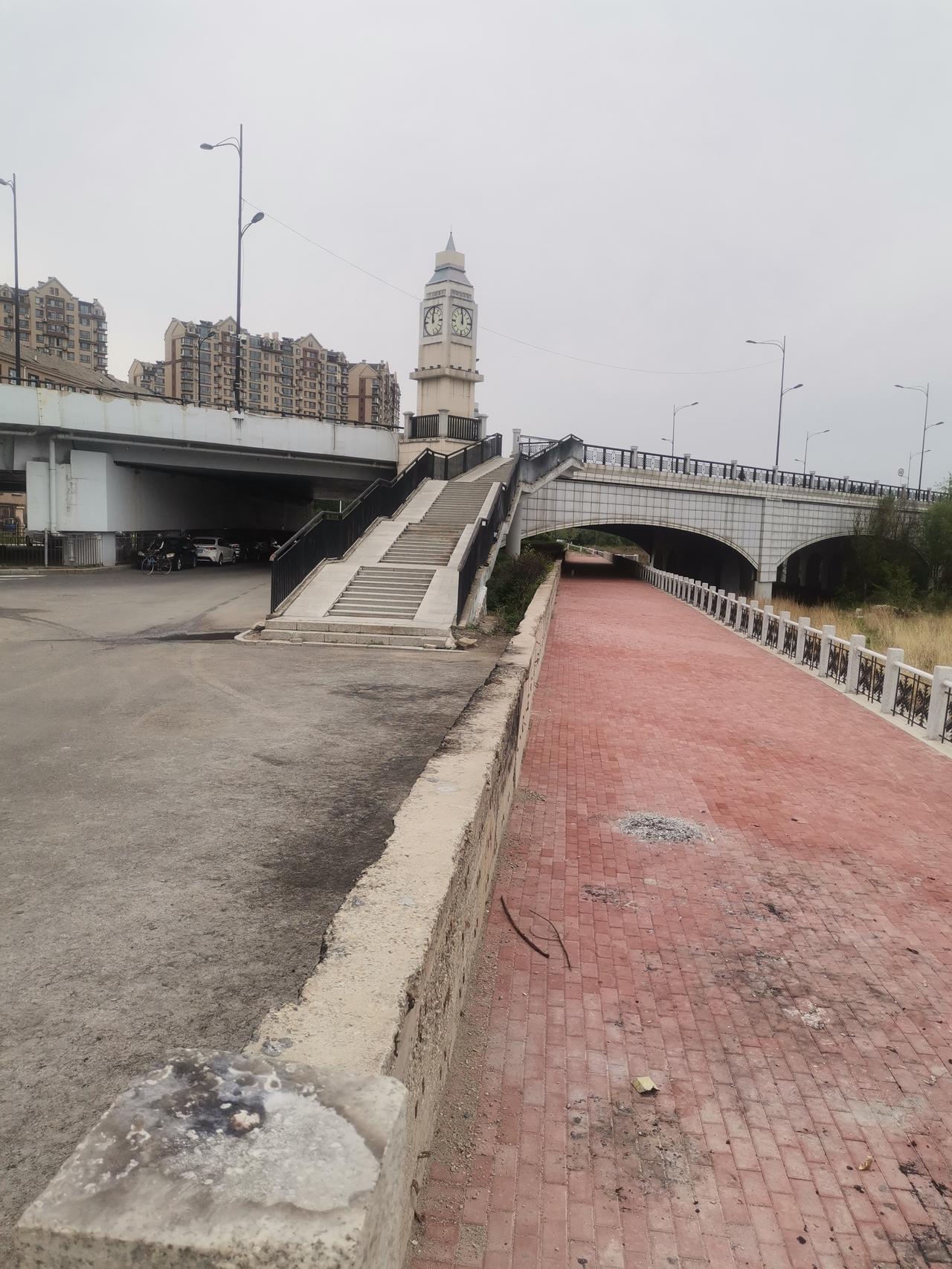 太棒啦！吉林市新城大桥西侧的人行便道已然建成，此前它可是搁置了好几年。
今天路过