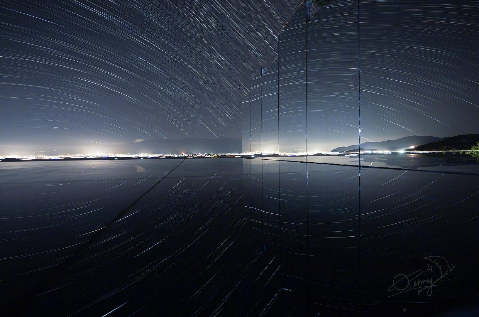 当城市的喧嚣隐入夜色，这片镜面构筑的“天空之境”便成了连接现实与幻境的纽带，脚下