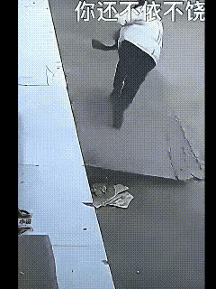 男子在家被老婆一顿数落

气得七窍生烟

满肚子火气没处撒

摔门而出时活脱脱像