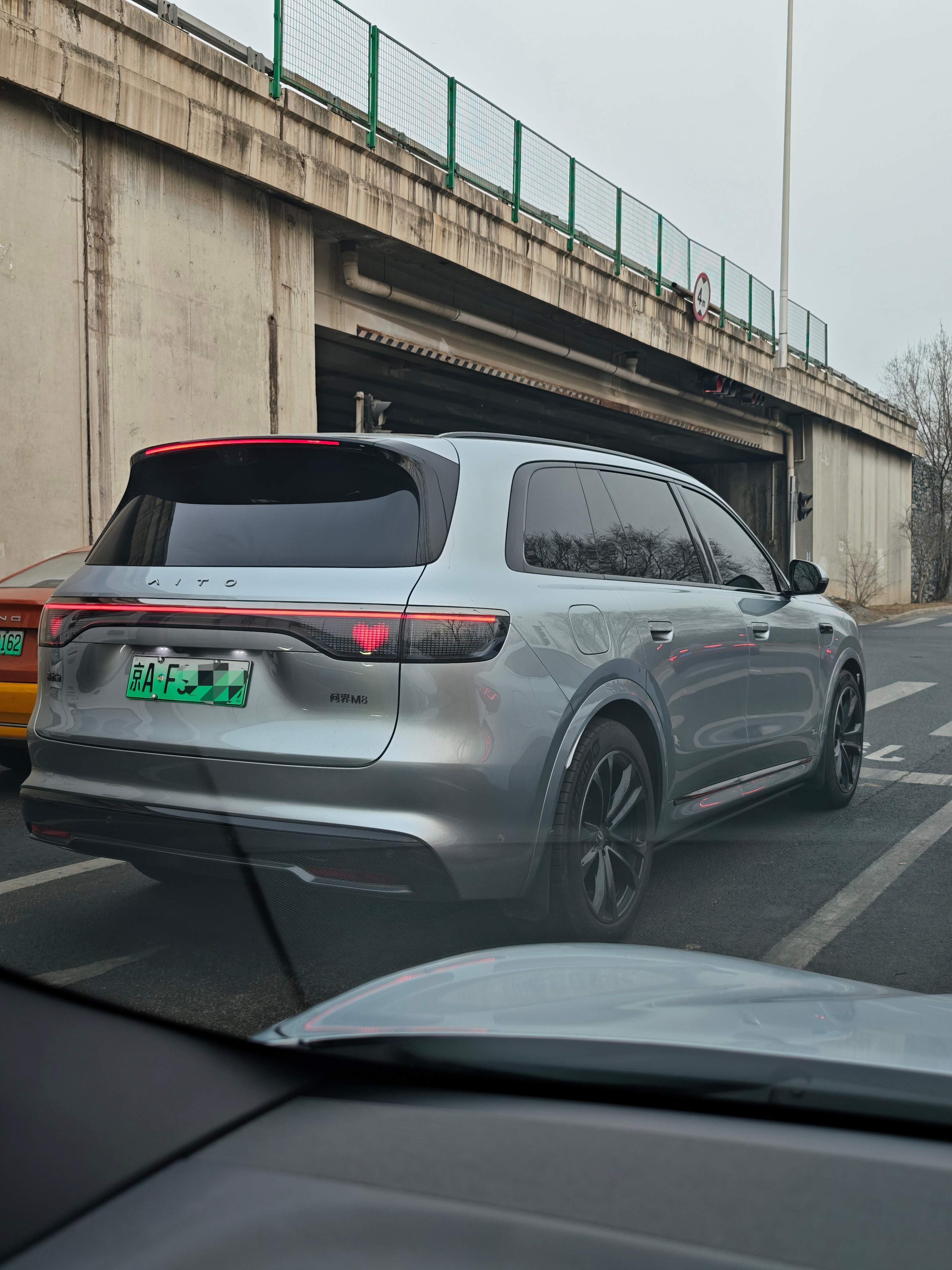 这应该是我见过最好看的一台问界银色车身、黑化套件、黑色轮圈，再加上问界M8本身就