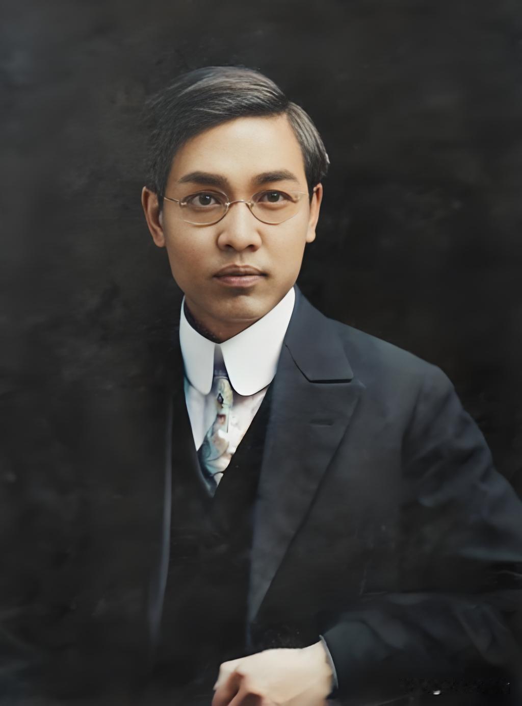 照片是《申报》驻京特派记者邵飘萍，五四前夕，晚7点，北京13所中学以上学生代表于