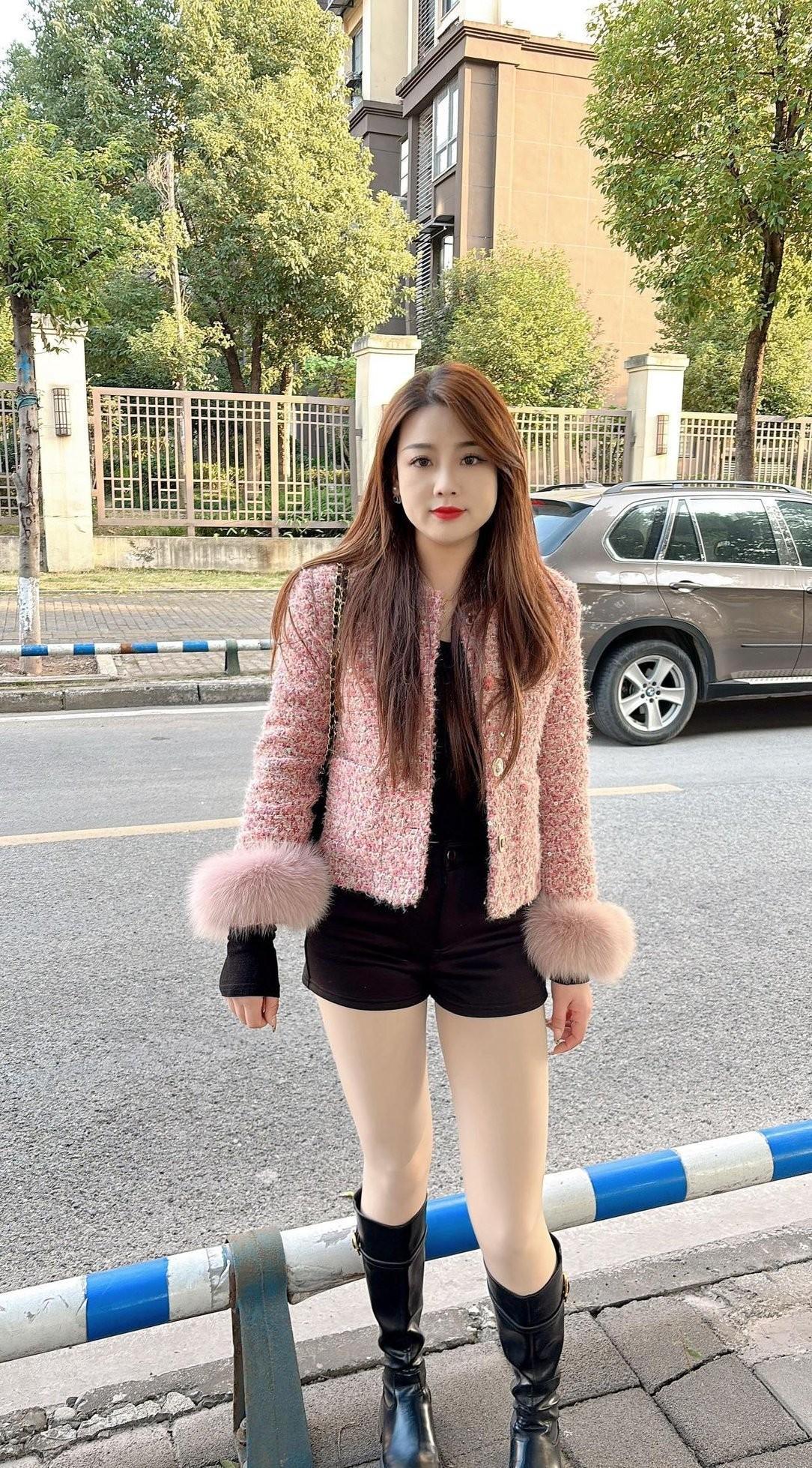 秋日穿搭指南：粉色毛绒外套+黑色短裤，搭配黑色长靴，时尚又保暖！🌟👗👢