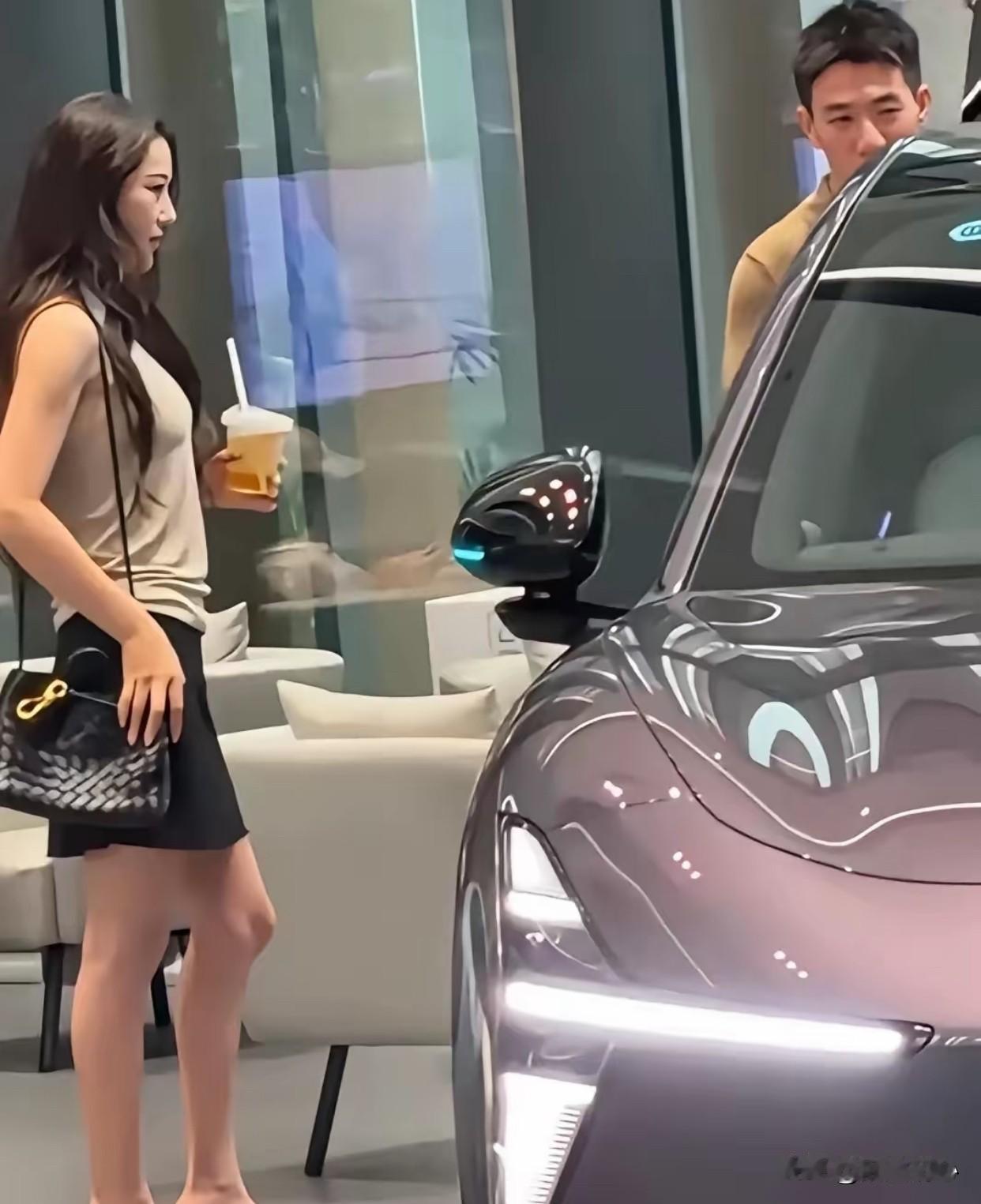 老公：靠谱你看这个车如何？
老婆：还挺顺眼的嘛！
老公：才十二三万呢！
老婆：那