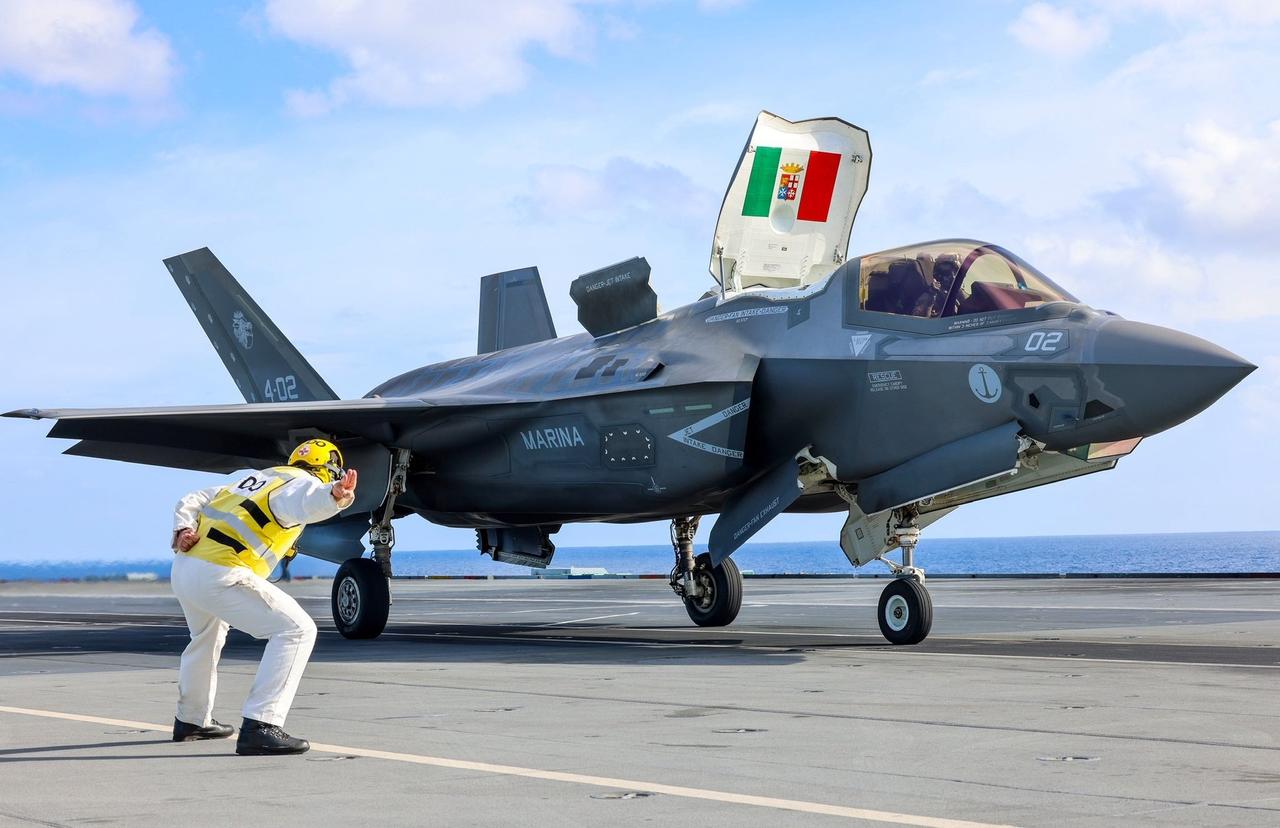 北约“NeptuneStrike”演习中，意大利F-35B在带英“威尔士亲王”号