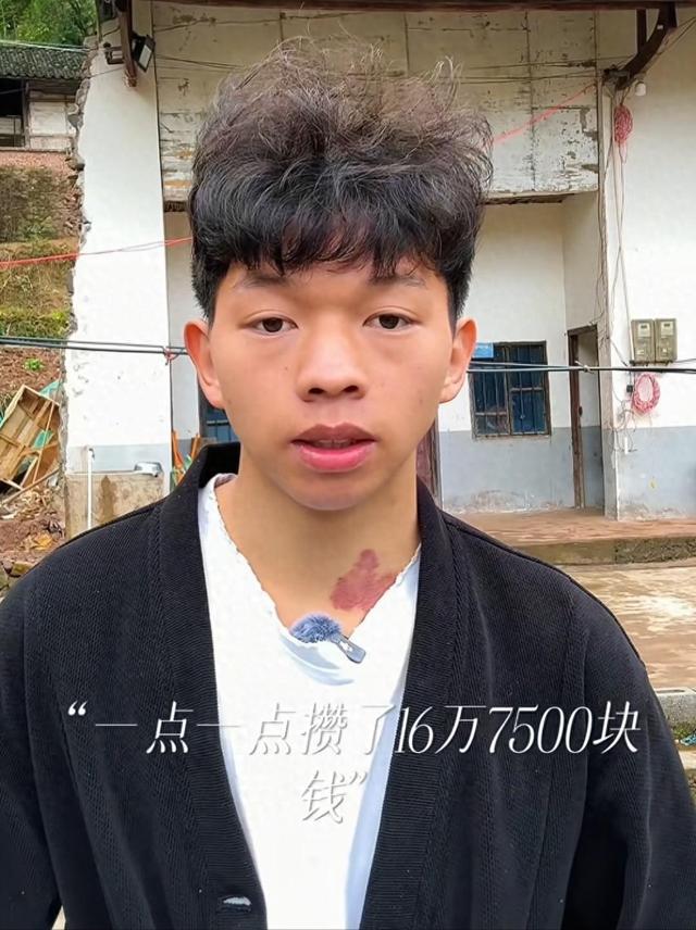 24岁的徐成红，网名小小徐，从小孤孤单单的，结婚怕场子冷清，就在网上喊网友过来坐