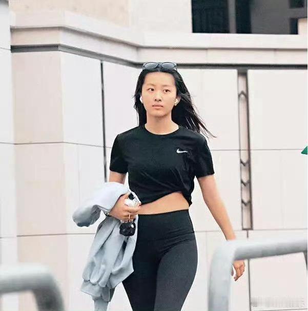 华纳回应陈奕迅女儿签约 陈奕迅和徐濠萦的20岁独女陈康堤被传签约华纳，将成为今年
