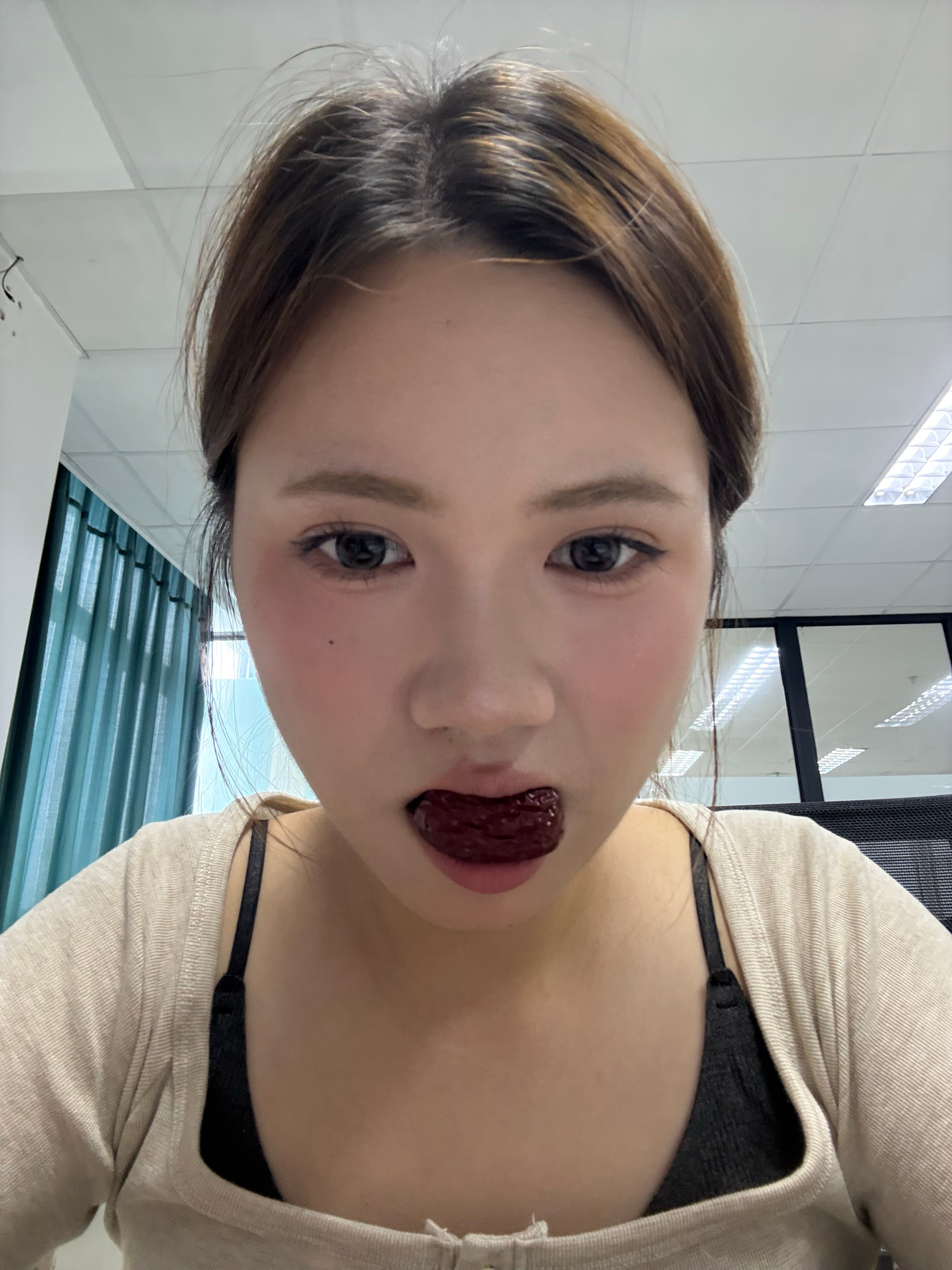 化了妆也难掩写不出论文的愁容 ​​​